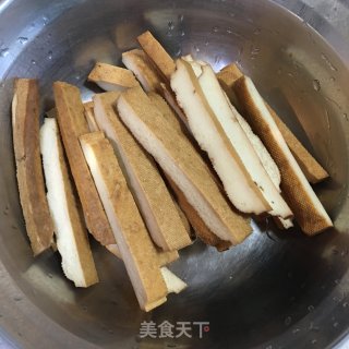 五花肉香干炒蒜苗的做法步骤：3