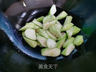 丝瓜炒油条的做法步骤：3