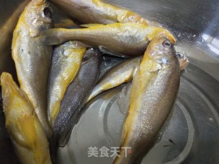 干炸黄花鱼的做法步骤：1