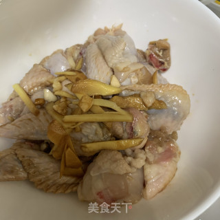 土豆焖鸡翅的做法步骤：1