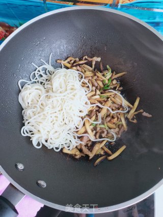 香菇肉丝炒面的做法步骤：10