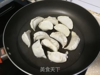 白菜肉馅抱蛋煎饺的做法步骤：4