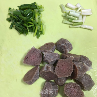 牛肉丸菌菇炖豆腐的做法步骤：2