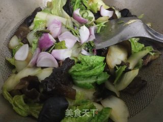 毛葱白菜木耳炒肉片的做法步骤：5