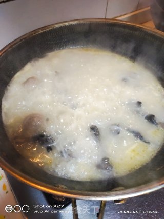 乌鸡牛肉丸子煮米粉的做法步骤：2