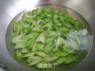 芹菜炒鸡肉片的做法步骤：6