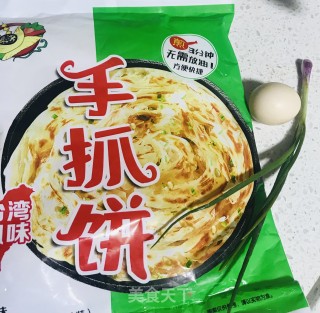 鸡蛋煎手抓饼的做法步骤：1