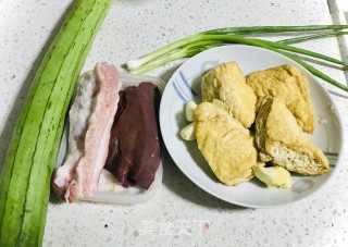 猪肝与肉炖豆腐丝瓜的做法步骤：1