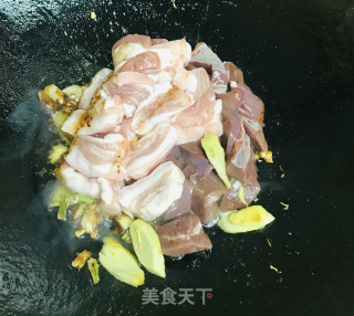 猪肝与肉炖豆腐丝瓜的做法步骤：3