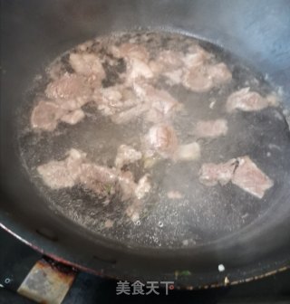 西红柿土豆炖牛肉的做法步骤：2