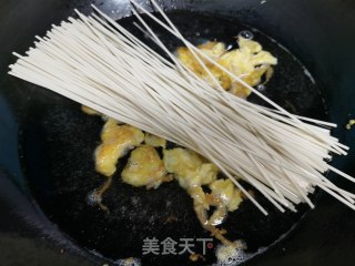 青菜鸡蛋面的做法步骤：2