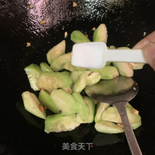 蒜蓉炒丝瓜的做法步骤：5