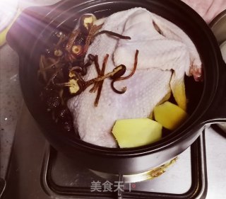 茶树菇鸡汤????????????的做法步骤：1