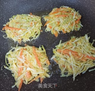 胡萝卜包菜丝蛋饼的做法步骤：5