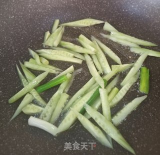 黄瓜虾仁玉米面的做法步骤：3