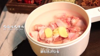 3种料汁做出黄焖鸡米饭的做法步骤：1