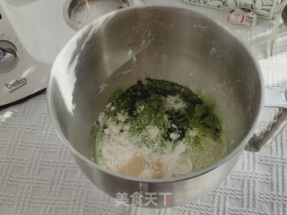 肉松菠菜奶香花卷，口感与颜值并存的做法步骤：2