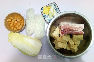 砂锅白菜白肉炖冻豆腐的做法步骤：1