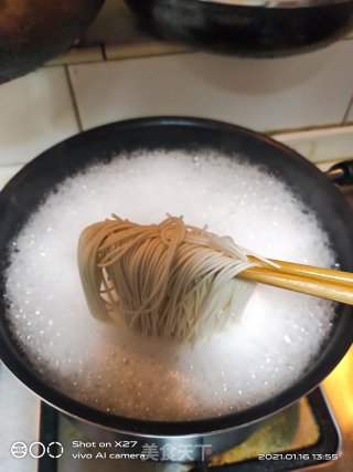 豆芽鸡蛋面的做法步骤：2