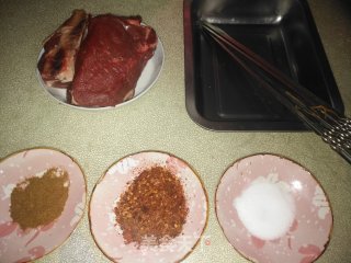 烤羊肉串的做法步骤：1