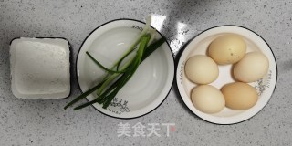 葱香鸡蛋饼的做法步骤：1