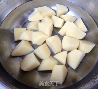 土豆茄子炖五花肉的做法步骤：3