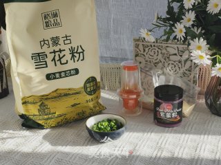 双色葱香花卷，筷子一扭就成的做法步骤：1