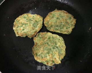 芹菜叶鸡蛋饼的做法步骤：11