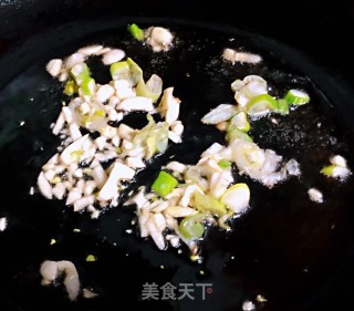 青椒胡萝卜炒油豆腐的做法步骤：8