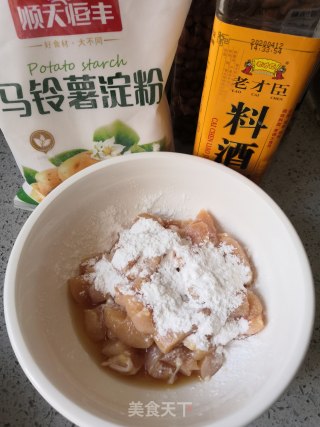 彩椒青碗豆炒鸡丁的做法步骤：3