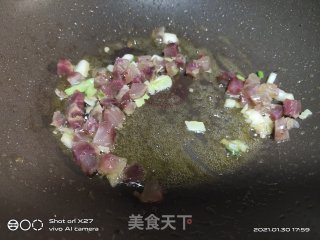 白菜香肠炒饭的做法步骤：2