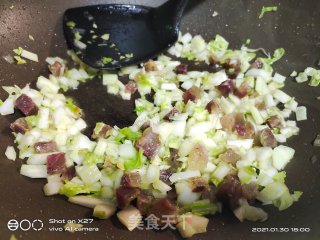 白菜香肠炒饭的做法步骤：3