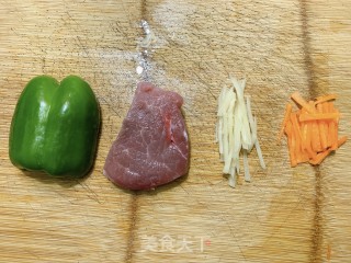 牛年牛牛！经典青椒炒牛肉丝er的做法步骤：1