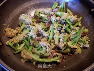 豆豉鲮鱼炒菜花的做法步骤：6