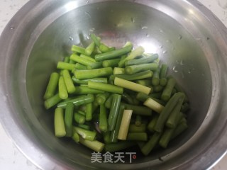 蒜苔炒海鲜菇的做法步骤：3