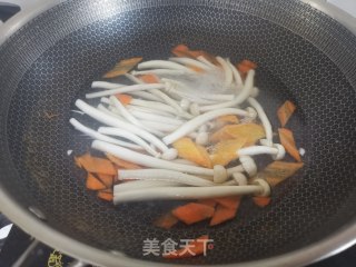 蒜苔炒海鲜菇的做法步骤：4