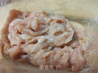 蒜黄杏鲍菇炒鸡丝的做法步骤：2