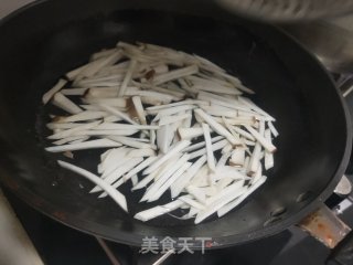 蒜黄杏鲍菇炒鸡丝的做法步骤：7