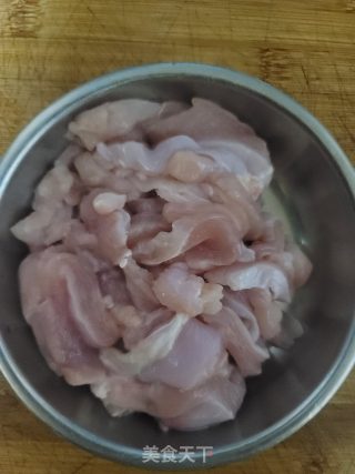 鸡胸肉炒韭菜的做法步骤：1