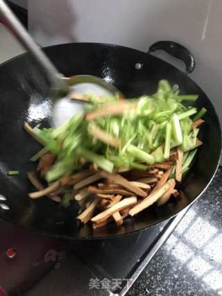 芹菜炒豆干的做法步骤：2