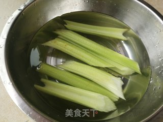 清脆爽口的快手菜～西芹百合炒腰果的做法步骤：1