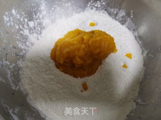 南瓜红糖三角包的做法步骤：3