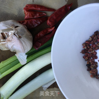 香菜拌土豆丝的做法步骤：1