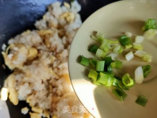 香肠鸡蛋葱花炒饭的做法步骤：12