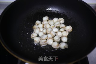 韭菜炒贝肉的做法步骤：4