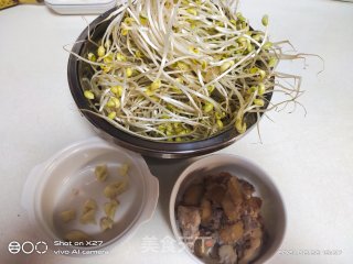 腊肉炒豆芽的做法步骤：1