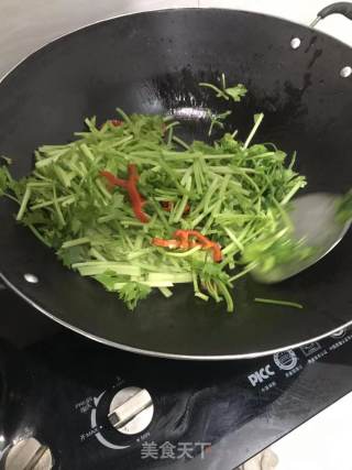 辣炒芹菜炒豆干的做法步骤：1