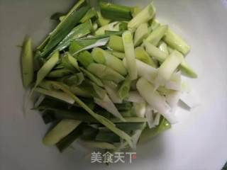 蒜苗炒腊肉的做法步骤：3