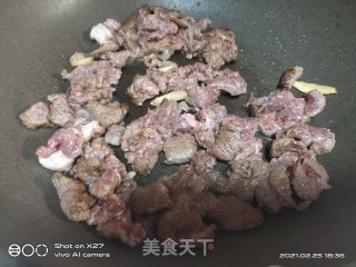 青椒番茄汁牛肉的做法步骤：2