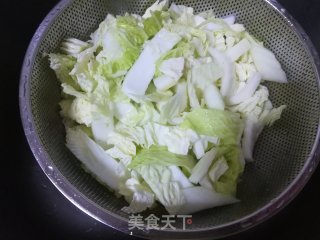 白菜五花肉炖冻豆腐粉条的做法步骤：1